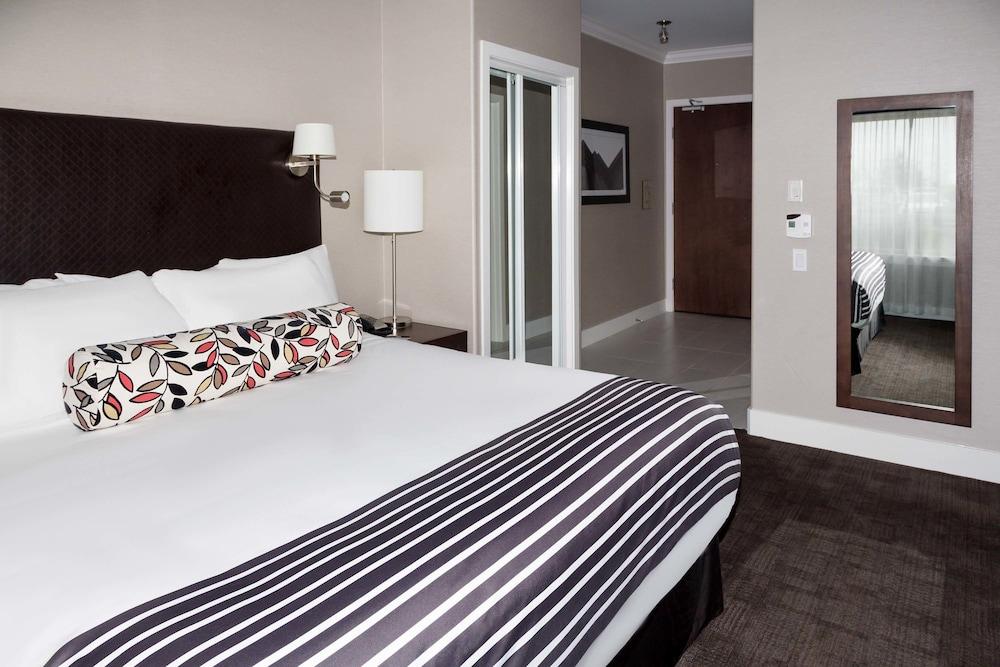 Sandman Signature Edmonton South Hotel Extérieur photo